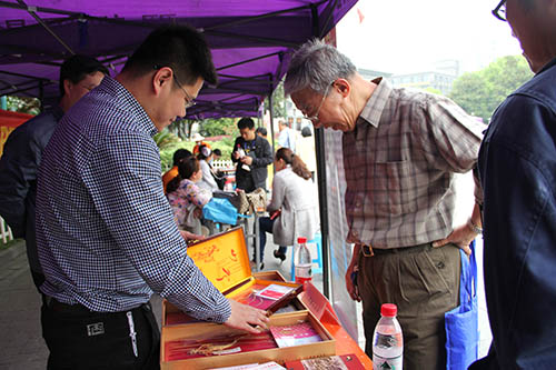   建华文创园党团员代表参加“网淘”志愿者活动